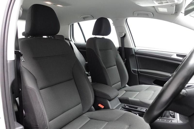 Used VW Golf VII SE 125 HP (91 kW) 2017 White Hatchback