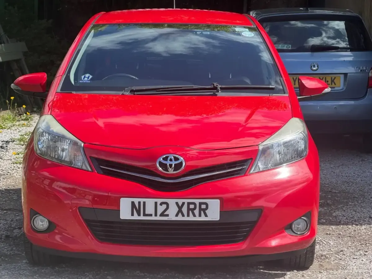 Begagnad Toyota Yaris SR 99 HK (72 kW) 2012 Röd Halvkombi