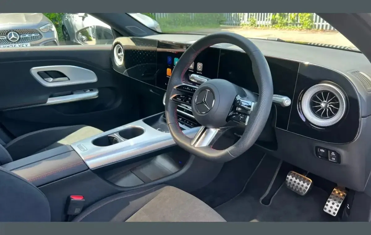 Usado Mercedes CLA 250+ AMG line 200 kW (272 CV) 2025 Negro Berlina