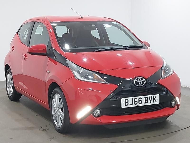 Used Toyota Aygo x-press 68 HP (50 kW) 2016 Red Hatchback