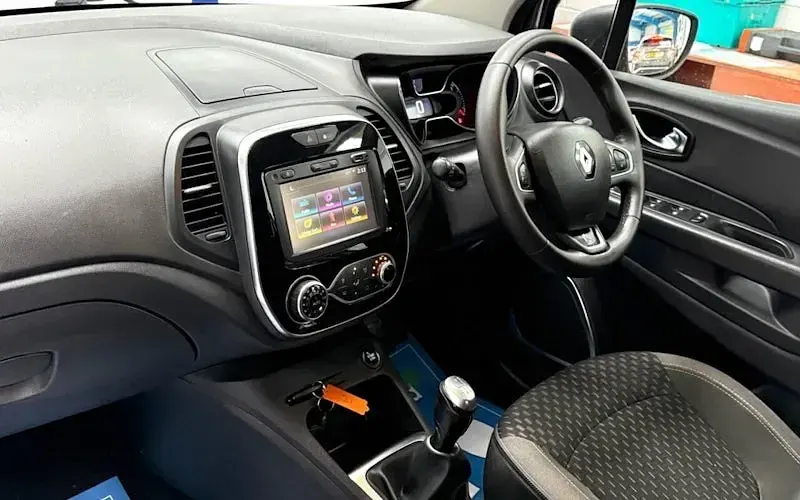 Used Renault Captur Dynamique 90 HP (66 kW) 2017 Grey SUV