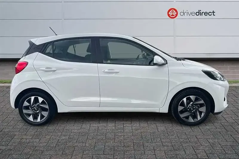 Used Hyundai i10 Advanced 63 HP (46 kW) 2024 White Hatchback