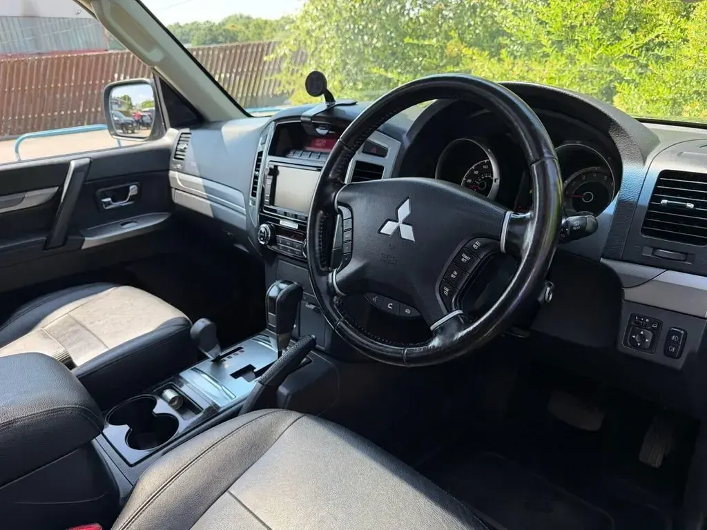 Used Mitsubishi Shogun 197 HP (144 kW) 2015 Grey SUV