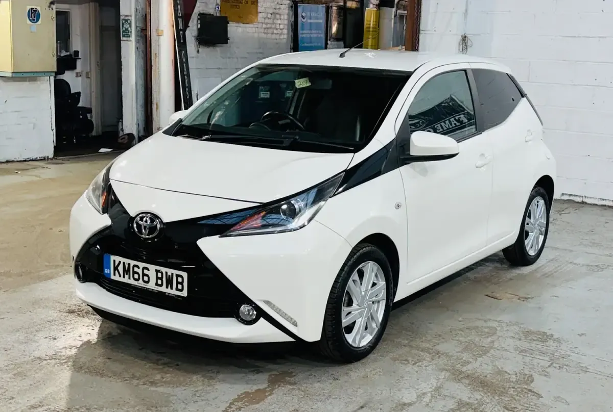 Used Toyota Aygo x-press 2016 White Hatchback
