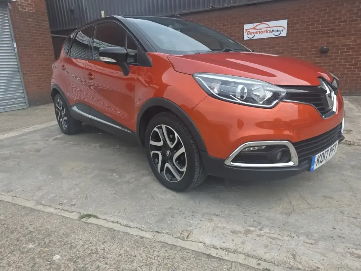 Used Renault Captur Dynamique 90 HP (66 kW) 2017 Orange/black SUV