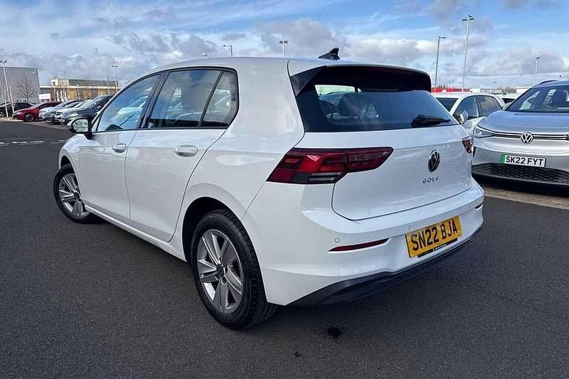 Second-hand VW Golf VIII Life 108 CP (79 kW) 2022 Alb Hatchback