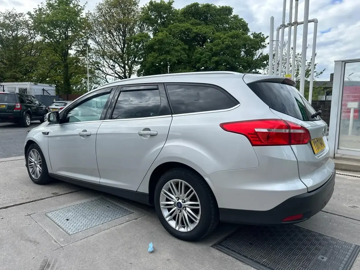 Usado Ford Focus Zetec 120 HP (88 kW) 2017 Prateado Carrinha