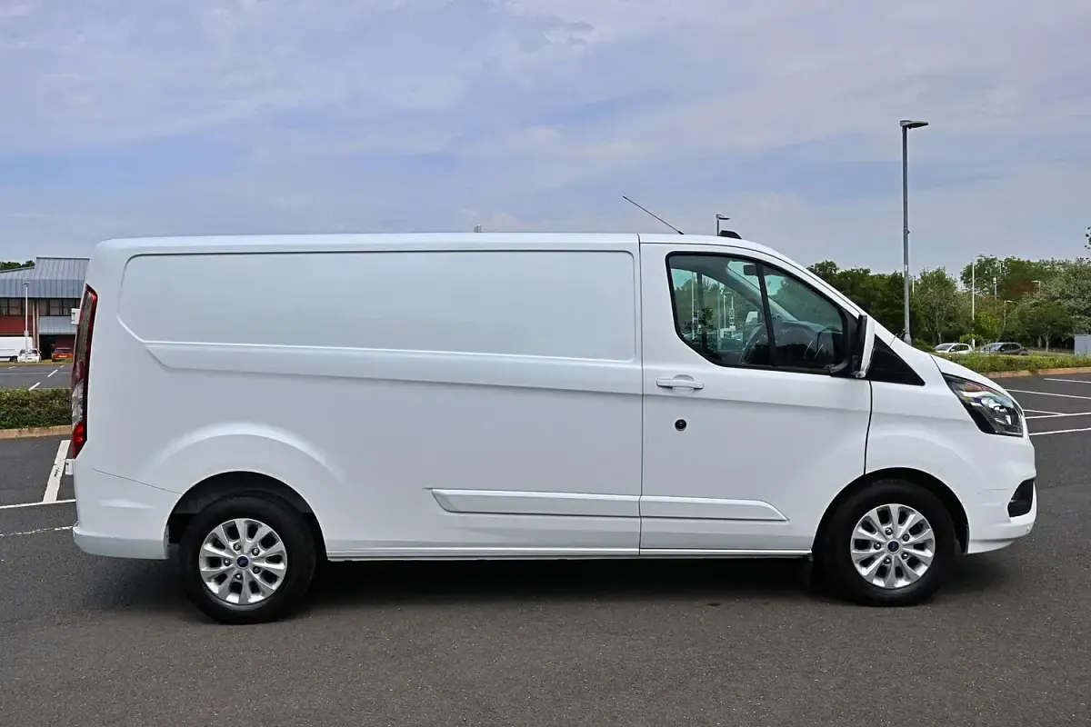 Used Ford Transit Custom Limited 170 HP (125 kW) 2023 White Van