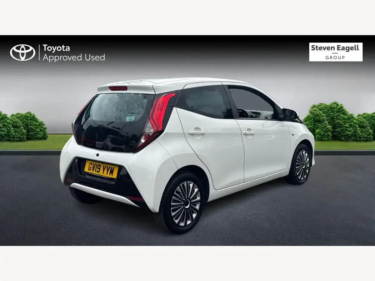 Used Toyota Aygo X-play 72 HP (52 kW) 2019 White Hatchback