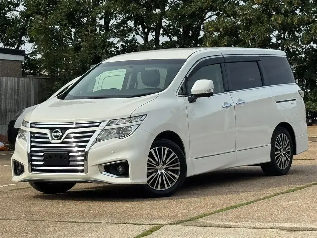 Used Nissan Elgrand 2017 White MPV