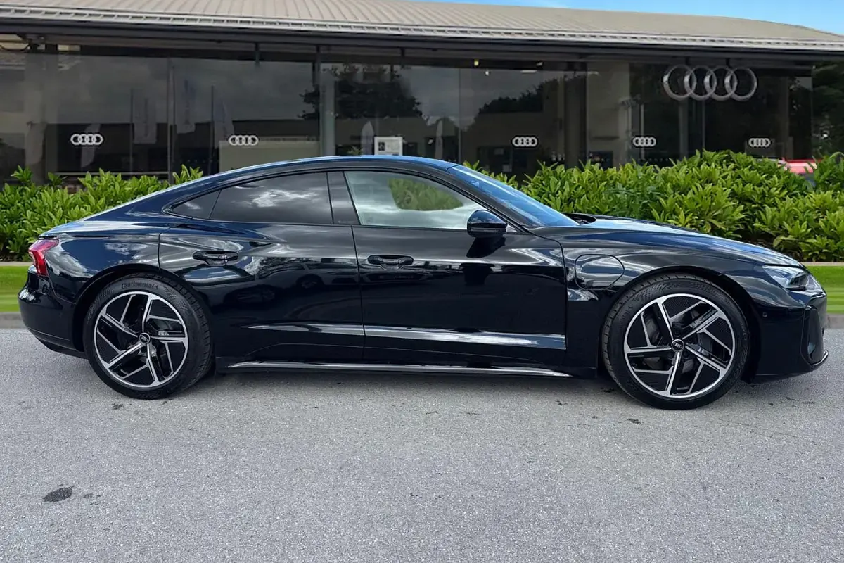 New Audi e-tron GT quattro Comfort 369 kW (503 HP) 2026 Black Sedan