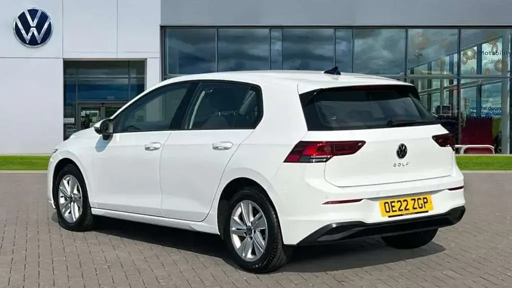 Used VW Golf VIII Life 130 HP (95 kW) 2022 Pure white  Hatchback