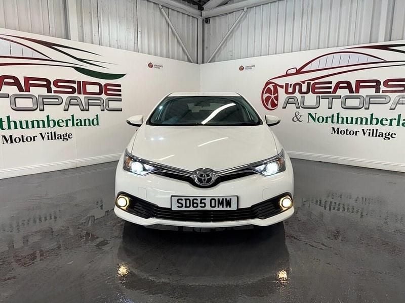 Used Toyota Auris Design 116 HP (85 kW) 2015 White Hatchback