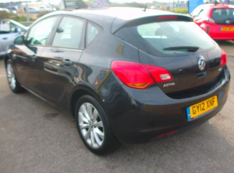 Second-hand Vauxhall Astra Active 110 CP (80 kW) 2012 Negru Hatchback