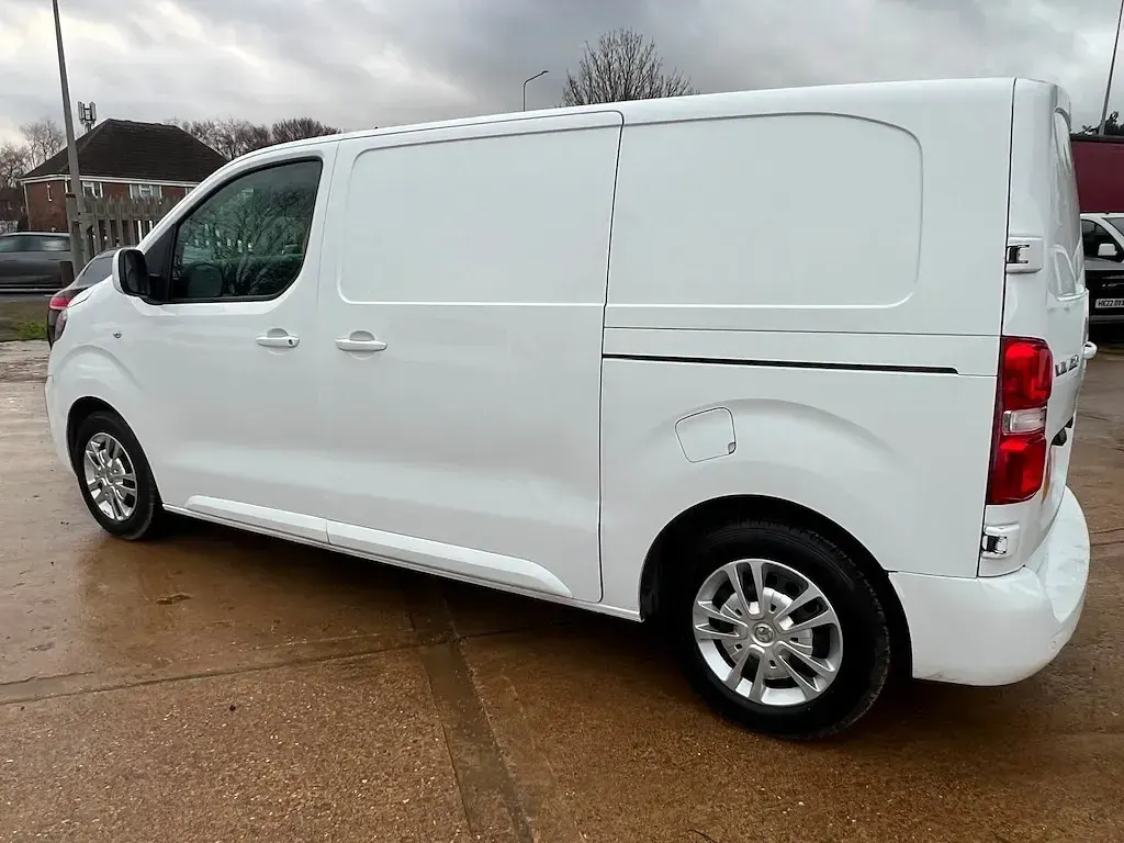 Second-hand Vauxhall Vivaro Sportive 100 CP (73 kW) 2021 Alb Monovolum