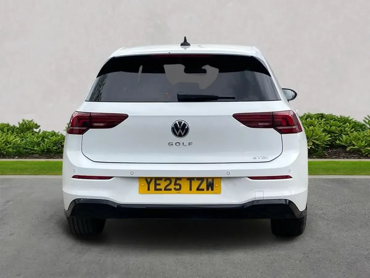 Usado VW Golf VIII R-line 150 CV (110 kW) 2025 Blanco Utilitario