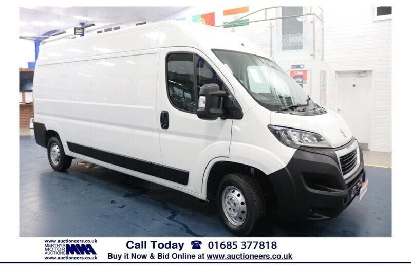 White Used 2018 Peugeot Boxer Van | £8,840 (Fair price) - Image 1/4