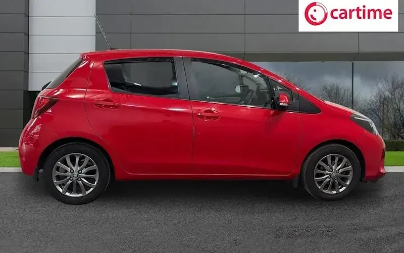 Used Toyota Yaris 99 HP (72 kW) 2016 Red Hatchback