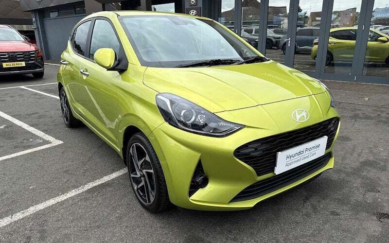 Green New 2025 Hyundai i10 Premium Hatchback | £19,150 (A bit pricey) - Image 1/4