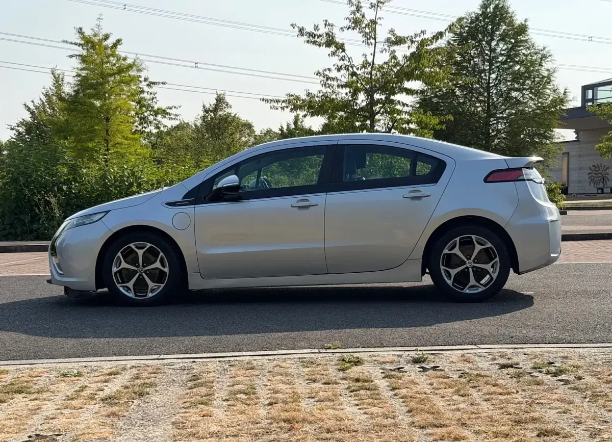 Used Vauxhall Ampera 111 kW (151 HP) 2012 Silver Hatchback