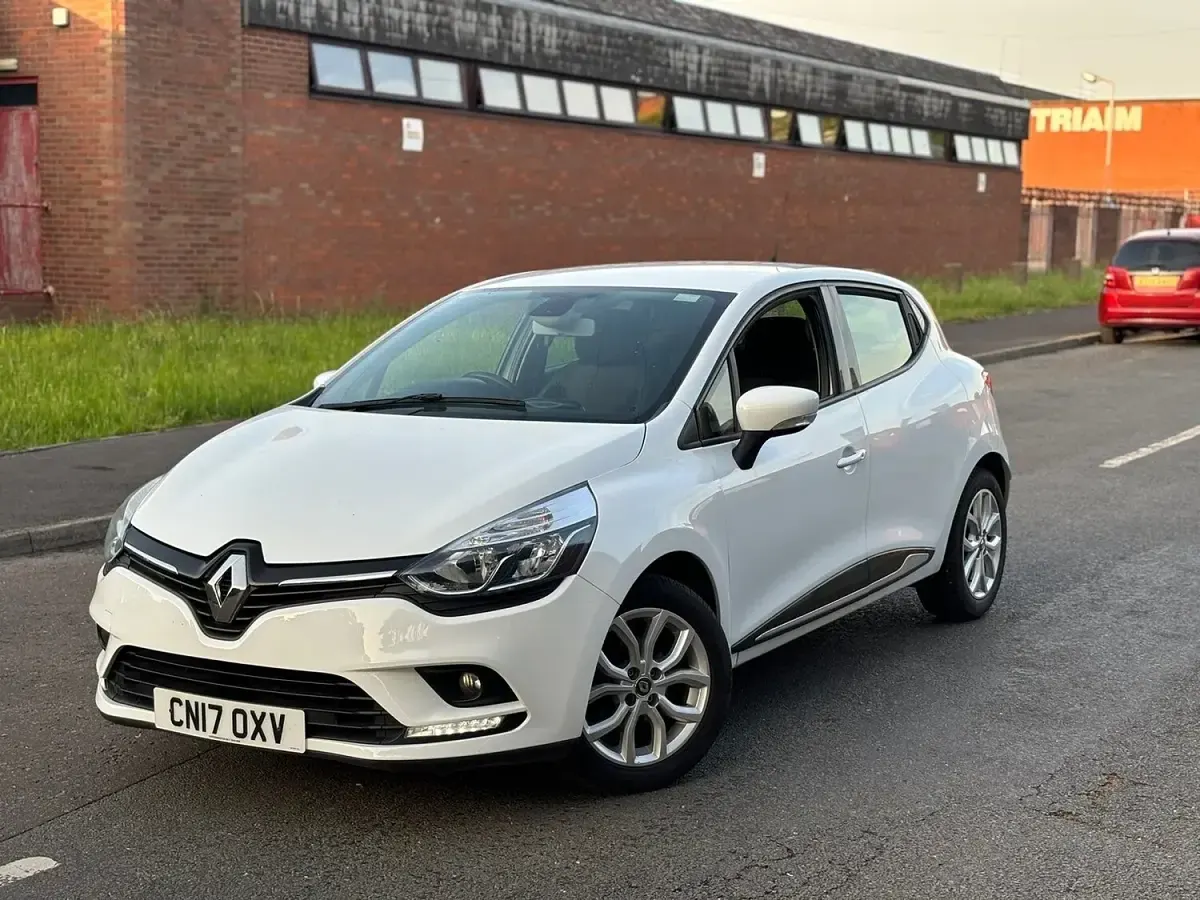 Used Renault Clio Dynamique 2017 White Hatchback