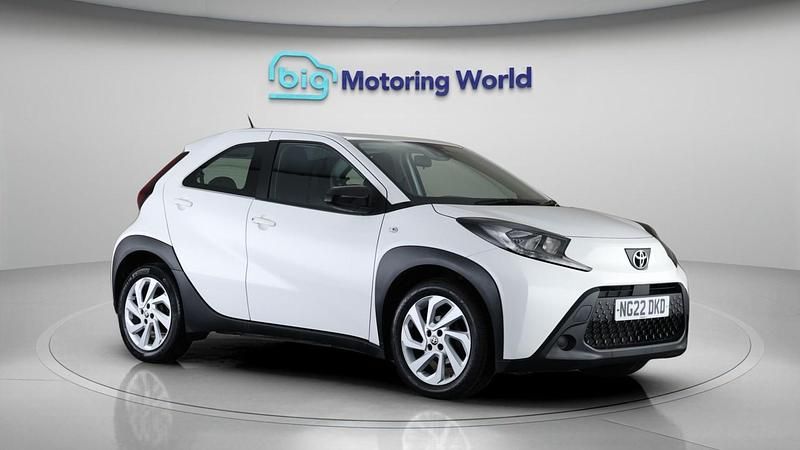 Used Toyota Aygo X PURE 71 HP (52 kW) 2022 White SUV
