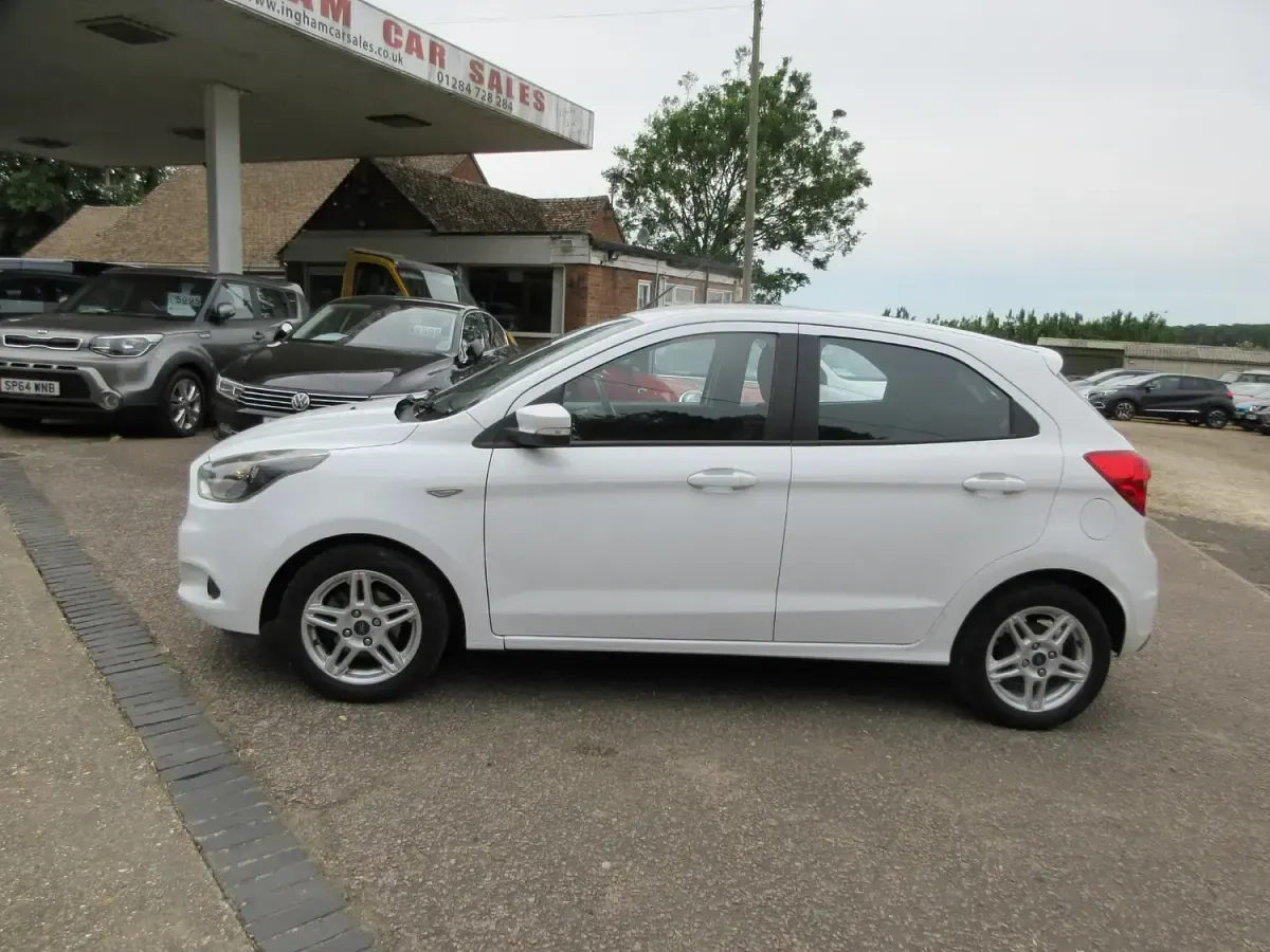 Used Ford Ka Plus Zetec 70 HP (51 kW) 2017 White Hatchback