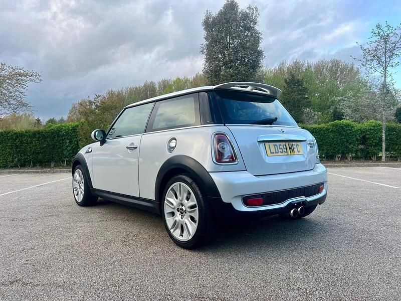 Begagnad Mini Cooper S Hatch 175 HK (128 kW) 2009 Silver Halvkombi