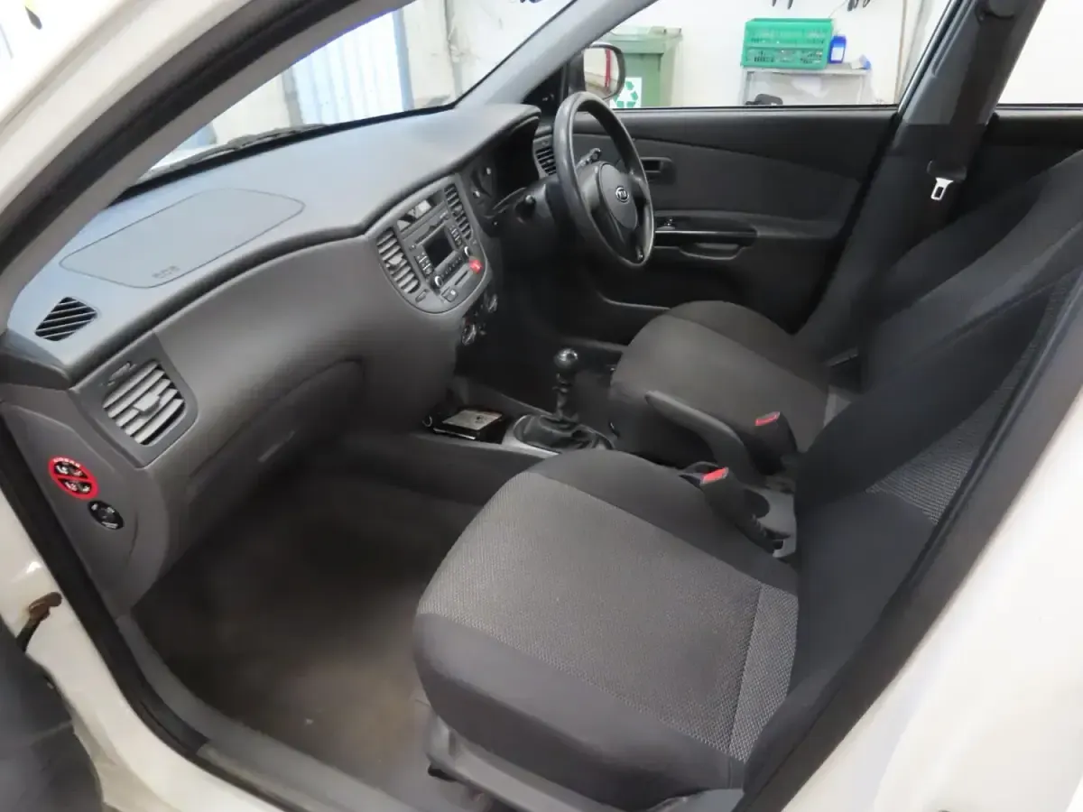 Used Kia Rio 2010 White Hatchback