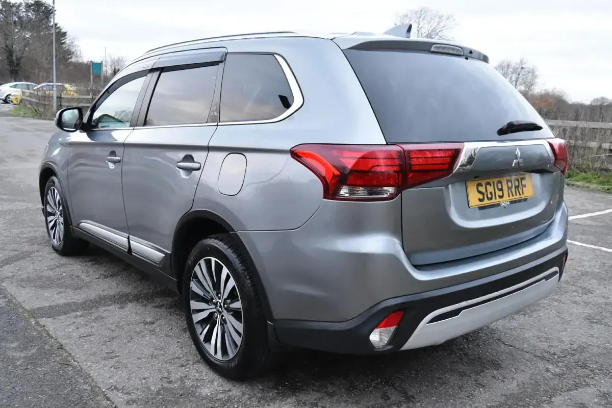 Usado Mitsubishi Outlander 150 HP (110 kW) 2019 Cinzento SUV