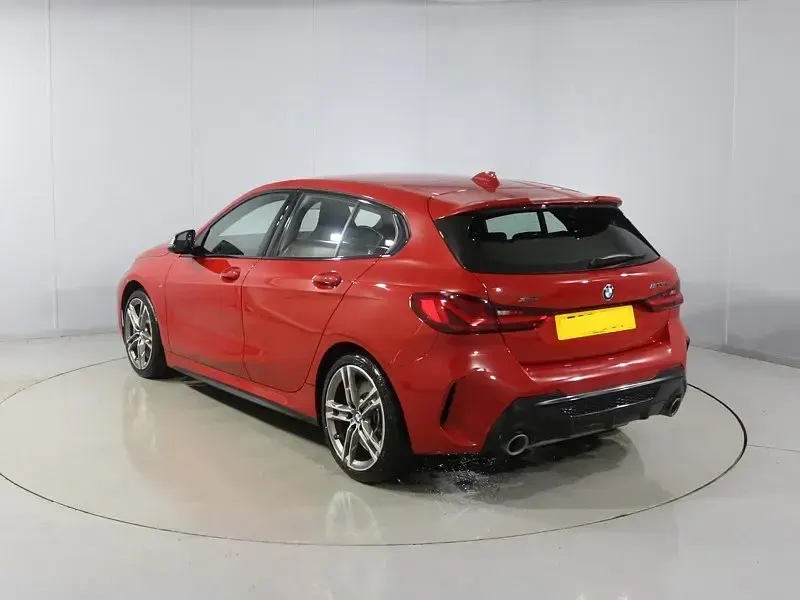 Begagnad BMW M135 Shadowline 306 HK (225 kW) 2023 Röd Halvkombi
