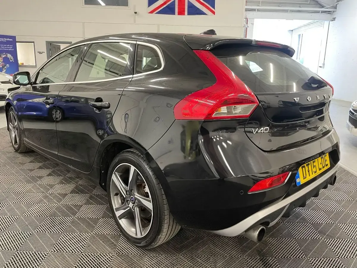 Used Volvo V40 R-Design 115 HP (84 kW) 2015 Black Hatchback