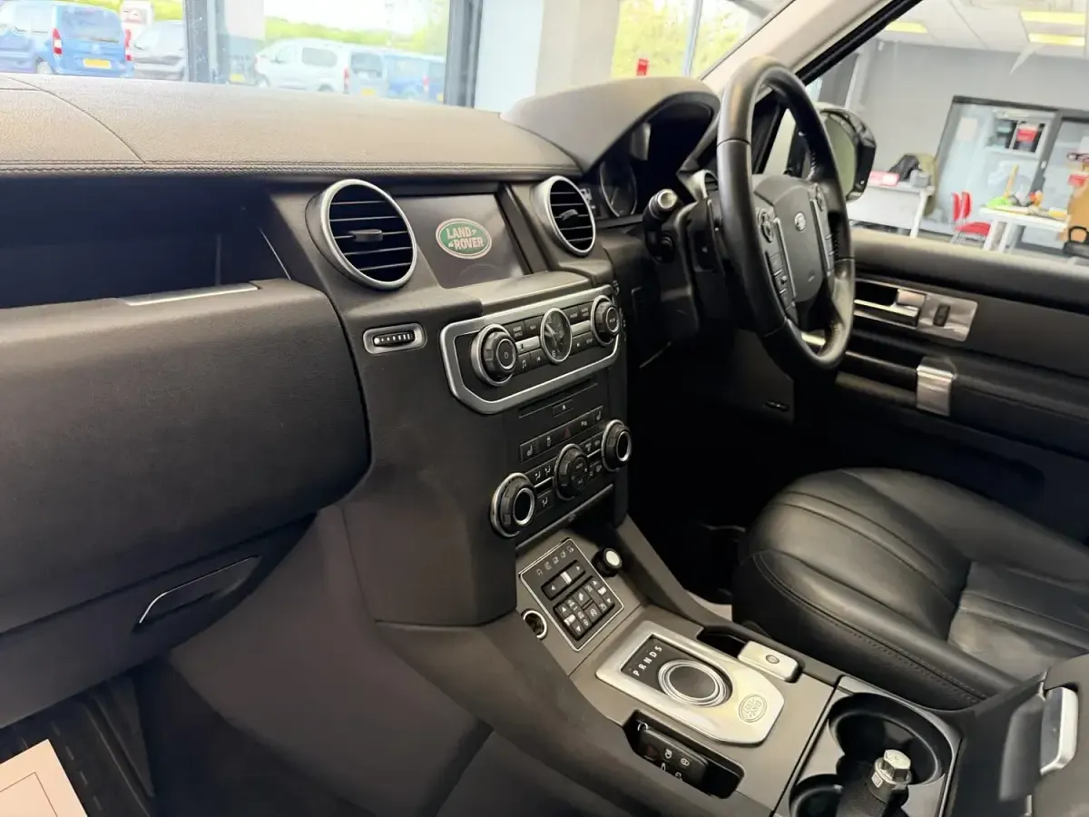 Used Land Rover Discovery 4 Graphite 256 HP (188 kW) 2016 White SUV