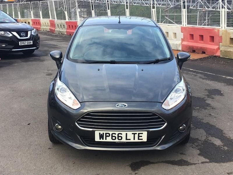 Used Ford Fiesta Zetec 100 HP (73 kW) 2016 Grey Hatchback