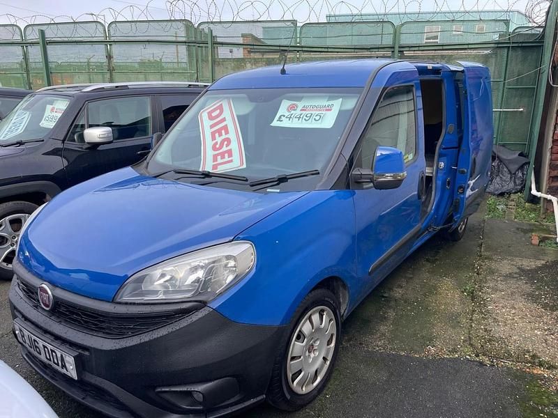 Usado Fiat Doblò 90 HP (66 kW) 2016 Azul Monovolume