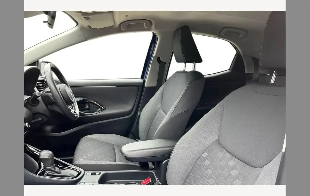 Used Toyota Yaris Design 114 HP (83 kW) 2024 Blue Hatchback