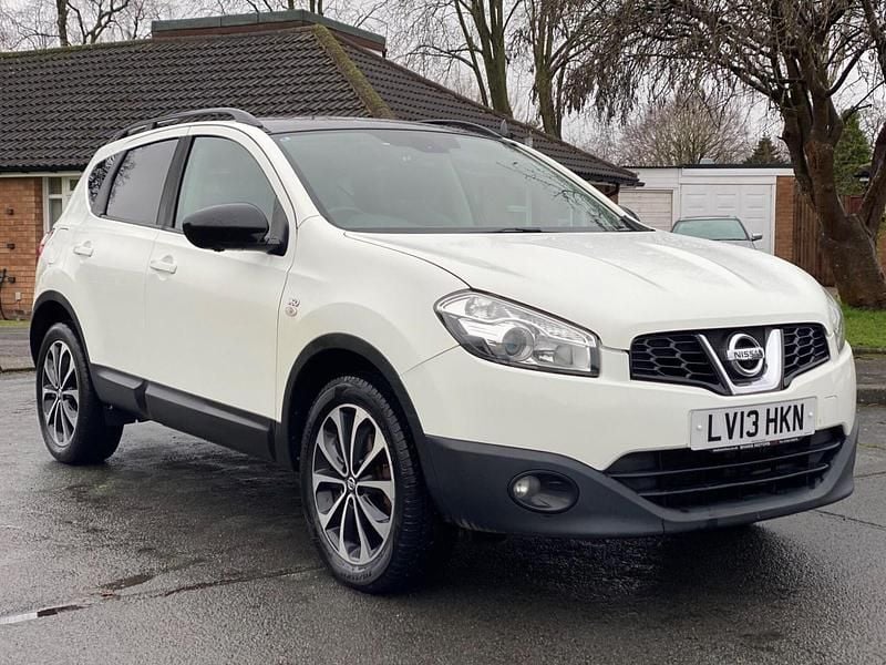 White Used 2013 Nissan Qashqai 360º SUV | £4,999 (Good price) - Image 1/4