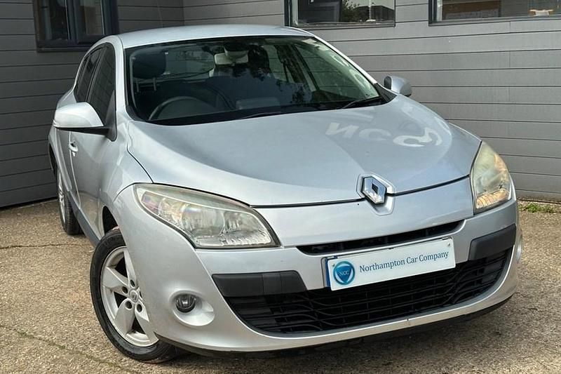 Silver Used 2010 Renault Mégane III Dynamique Hatchback | £1,195 (Fair price) - Image 1/1
