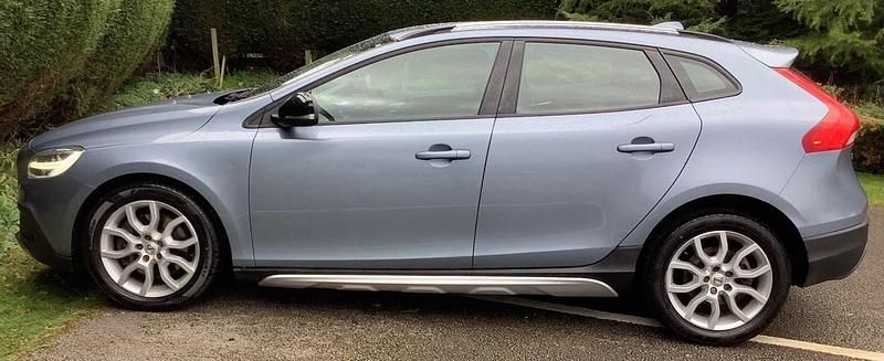 Begagnad Volvo V40 Plus 2018 Blå Halvkombi
