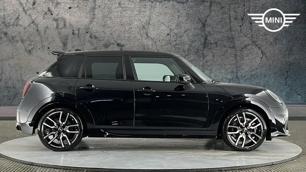 Used Mini Cooper Hatch 113 kW (154 HP) 2025 Black Hatchback