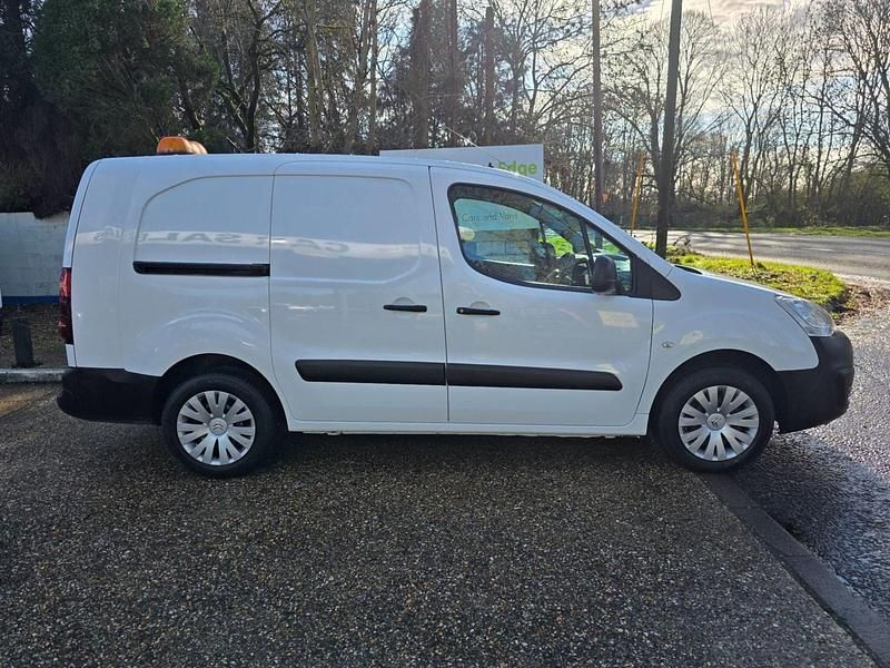 Used Citroën Berlingo 100 HP (73 kW) 2017 White MPV