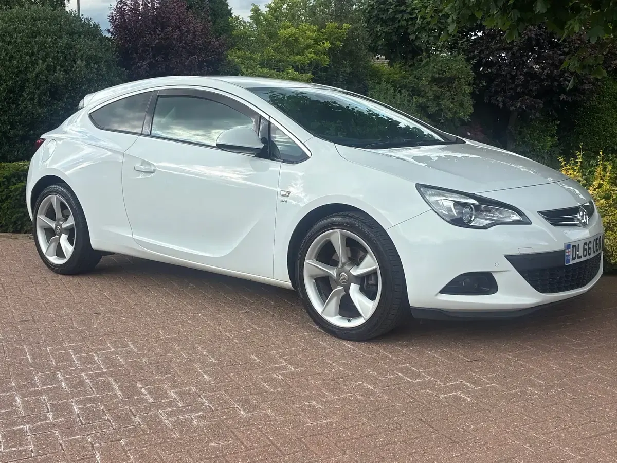 Used Vauxhall Astra GTC SRi 2016 White Hatchback