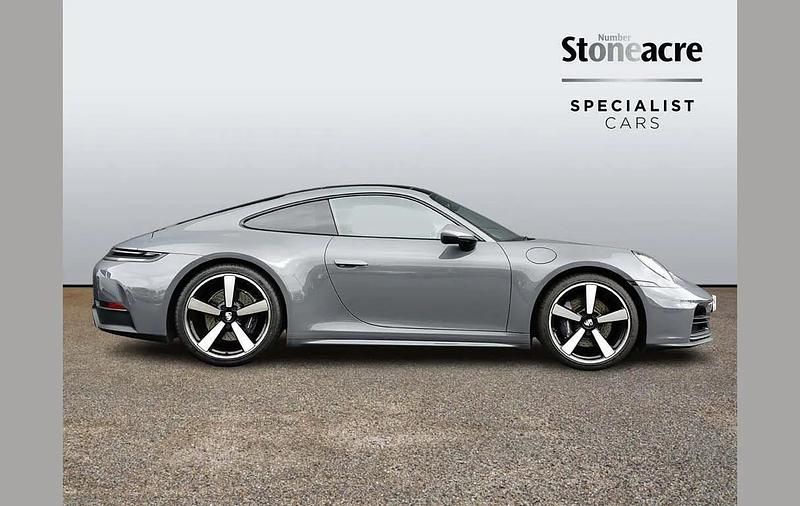 Begagnad Porsche 911 389 HK (286 kW) 2024 Grå Sportkupé