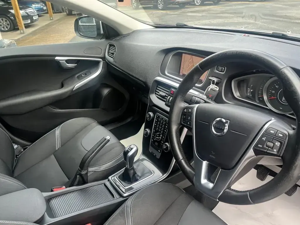 Used Volvo V40 Momentum 122 HP (89 kW) 2018 Silver Hatchback