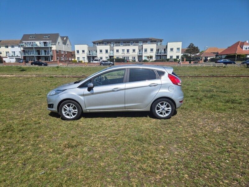 Moondust silver metallic Used 2017 Ford Fiesta Zetec Hatchback | £9,995 (Fair price) - Image 1/4