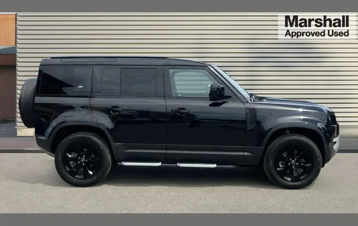 Used Land Rover Defender SE 249 HP (183 kW) 2023 Santorini black metallic SUV