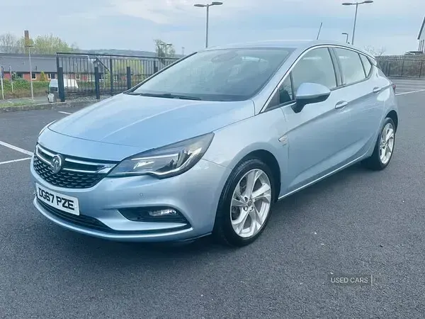 Usado Vauxhall Astra SRi 110 HP (80 kW) 2018 Prateado Citadino