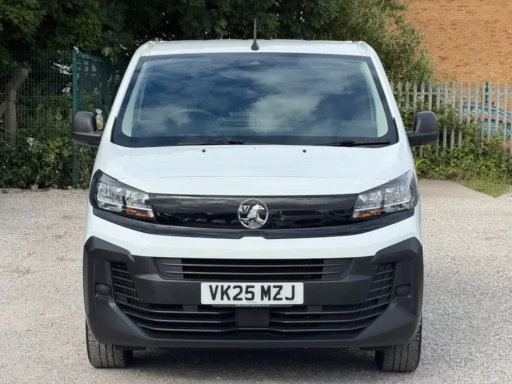 Used Vauxhall Vivaro 150 HP (110 kW) 2025 White MPV
