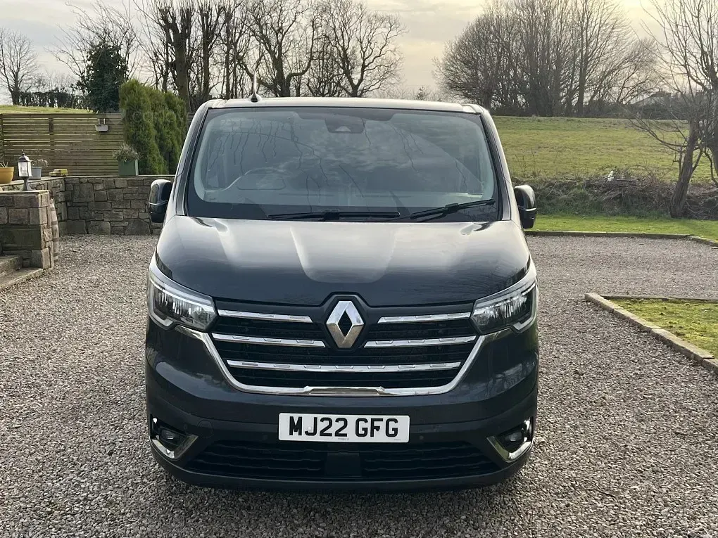 Begagnad Renault Trafic 2022 Grå Minibuss