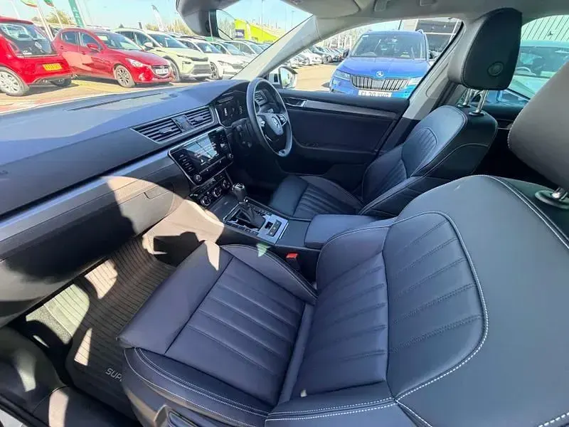 Usado Skoda Superb SE L 160 CV (117 kW) 2023 Blanco Familiar